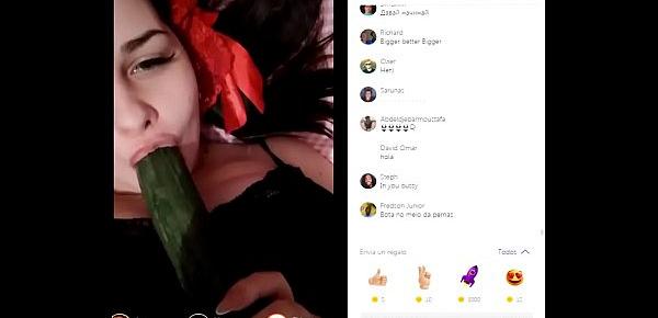  Tetona de Badoo Muestra las tetas y chupa pepino